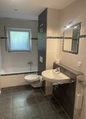 Schöne 2 Zimmer-Wohnung mit gedeckten Stellplatz + Einbauküche