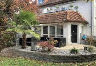 Schöne 4-Zi Maisonette-Wohnung in ruhiger Lage mit Terasse und Garten