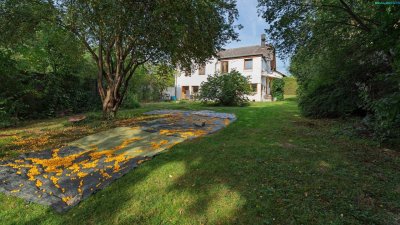 Bunte Villa mit Scheune und Gartenparadies