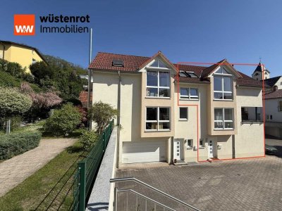 Kleine sowie helle Doppelhaushälfte mit 4 Zimmern, Loggia und zwei Garagenplätzen.