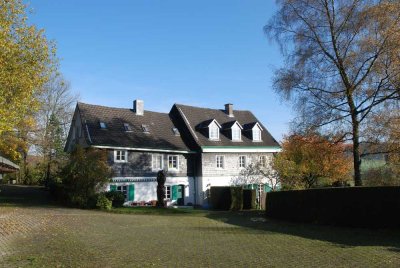 Charmante DG-Wohnung mit Garten und Parkplatz in idyllischer Lage