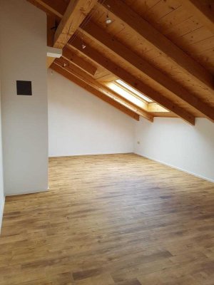 Helle, großzügige Dachgeschosswohnung mit Balkon (ruhig und doch zentral)