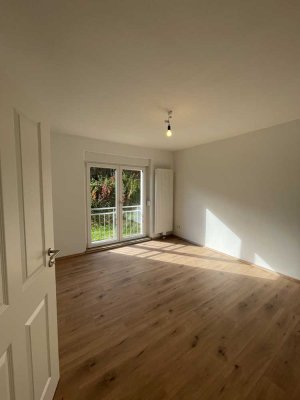 **Anfragestopp** 3,5 Zimmer EG Wohnung mit eigener Terrasse