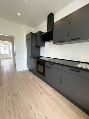 2-Raum-Wohnung mit gehobener Innenausstattung, Südbalkon mit Blick auf Kanal und Einbauküche