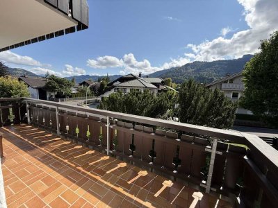 Mehr als vier Wände: geräumiges Wohnen mit Rundbogen, Balkon und Aussicht