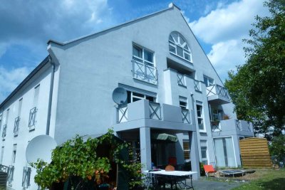 EIN STÜCK HIMMEL / 4 Zimmer-Wohnung mit Balkon, optional auch mit Einbauküche & 2 x TG-Plätzen !