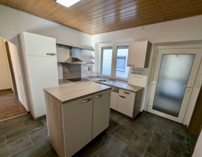 Erstbezug nach Sanierung: freundliche 3-Zimmer-Wohnung mit EBK und Terrasse in Spesbach (H‘hausen)