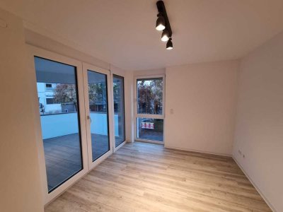 Neuwertige helle 2 Zimmer Wohnung 61 m2 Balkon bodentiefe Fenster Vinyl Boden und bodenebene Dusche