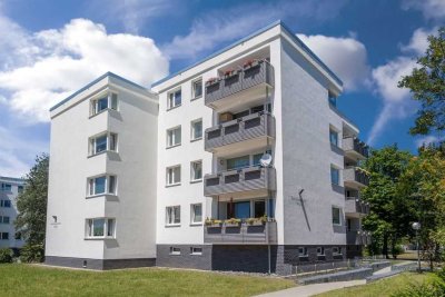 Offener Wohn- und Kochbereich – Stilvolle Wohnung mit Loggia und Grünblick