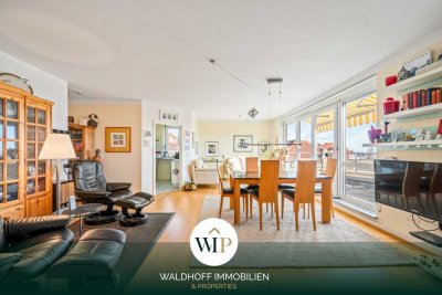 Stilvolle Dachgeschosswohnung mit Aufzug und Traumfernblick vom großen Balkon