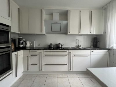Moderne, sofort bezugsfreie 4-Zimmer-Wohnung mit Einbauküche, Wohlfühlbad, Balkon und Garage in Br
