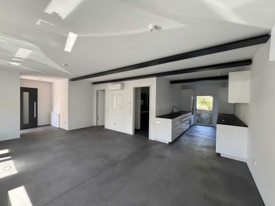 Stilvolle 2-Raum-Hochparterre-Wohnung mit hochwertiger Innenausstattung mit EBK in Rosbach