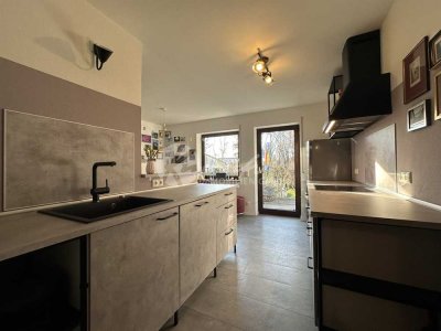Erdgeschosswohnung in Dreifamilienhaus, großer, eigener Garten, Terrasse, Garage