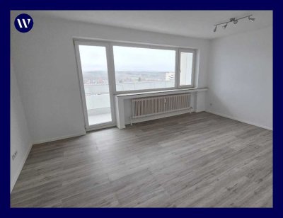 Renovierte 2 Zimmer mit Loggia und herrlichem Ausblick, separate Küche, modernes Wannenbad, Aufzug