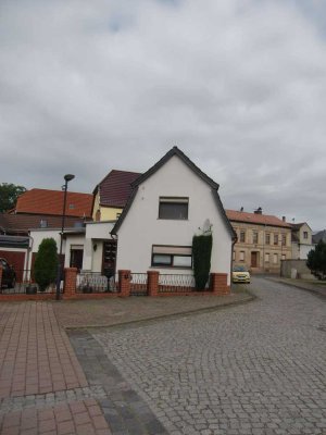 Einfamilienhaus mit Zufahrt/Garage und Garten in ruhiger Lage von Roßleben