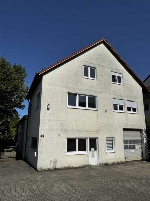 Spezielle Gewerbeimmobilie mit großer Lagerhalle und Büroräumen bzw. inzwischen Wohnräumen