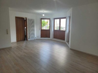 Stilvolle & frisch renovierte 2,5-Zimmer-EG-Wohnung mit EBK/Terrasse/Stellplatz in Dagersheim