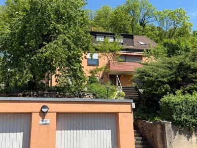 3-FAMILIEN-STADTWOHNHAUS MIT ZWEI GARAGEN IN BESTER LAGE