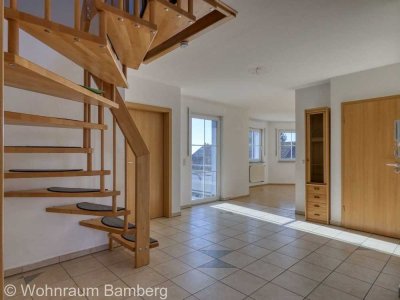 Helle Dachgeschosswohnung mit Balkon und ausgebautem Studio in Ortsrandlage - Memmelsdorf - OT