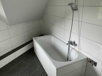Sofort einziehen! Neues Wannenbad mit Laminatboden und Tapeten in Herne Wanne