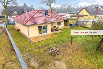 IMMOBERLIN.DE - Energieeffizienter & eleganter Bungalow mit Sonnengarten in ländlicher Lage