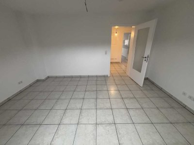 myHome-Immobilien / Supergünstige, NEU RENOVIERTE 2 Zi-DG-Wohnung+mit großer Küche und S-Bahn Nähe.