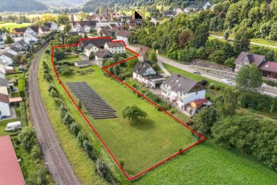 Einzigartiges Anwesen mit 2 Einfamilienhäusern, 1  Zweifamilienhaus und einer Scheune.