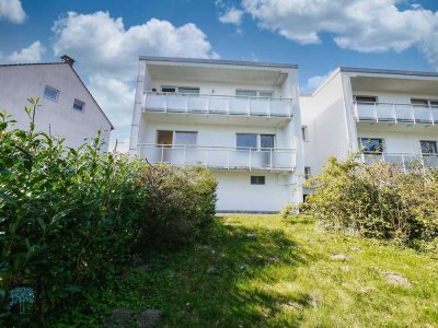 ***Wohnen mit Stil: Erdgeschosswohnung mit Balkon, Garten und Garage