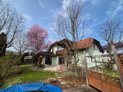 GERÄUMIGES MIETHAUS MIT DOPPELGARAGE UND WINTERGARTEN