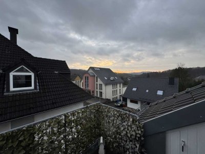 Helle 3-Zimmer-Galeriewohnung mit Fahrstuhl, Südbalkon & Parkettboden – im Herzen von Neustadt(Wied)