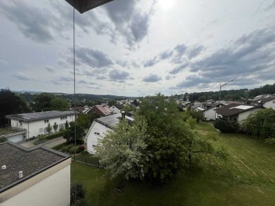 Traumhafte 2,5-Zimmer-Wohnung mit Balkon, Fernblick und Top-Lage in Ebersbach