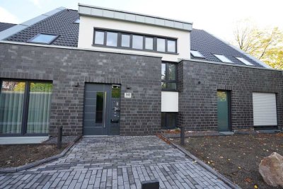 Erstbezug einer 3 Zimmer Maisonette-Wohnung, luxuriöse Innenausstattung, Aufzug und TG