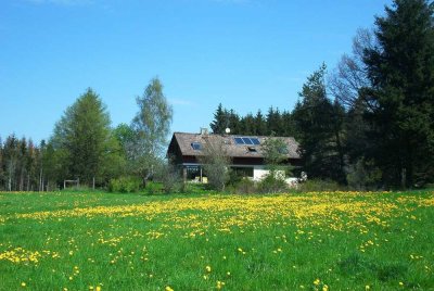 4-Zi. DG-Wohnung in idyllischer Alleinlage (2-Fam.-Haus)