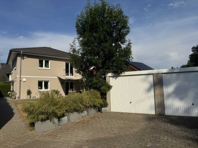 Lichtdurchflutetes neuwertiges Haus mit fünf Zimmern,  EBK und  zwei Garagen in Memmingen