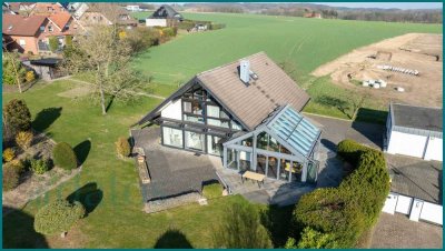 Glas und Holz ! 
Ein HUF-Haus in Feldrandlage