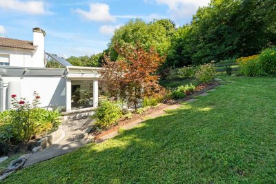 Bungalow in Hanglage - naturnah mit wunderbarem Ausblick und Doppelgarage