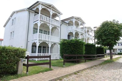 Stilvolle, modernisierte 3-Zimmer-EG-Wohnung mit Balkon und EBK in Göhren