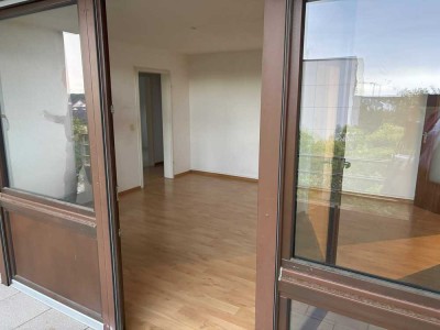 Helle 3-Zimmer ET-Wohnung im 4. OG mit Loggia und PKW-Stellplatz in Linkenheim-Hochstetten