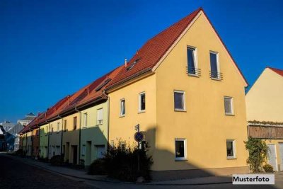 Freistehendes Doppelhaus nebst Garage