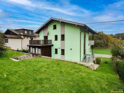 Charmantes Wohnhaus mit zwei Wohneinheiten, Balkon, Wintergarten und Garage in Vöcklamarkt.