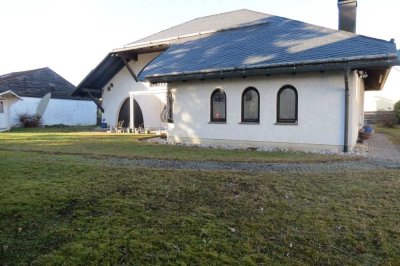 Villa plus Büro-Altbestand. Großes Grundstück, einziehen oder ersetzen, das ist die Frage