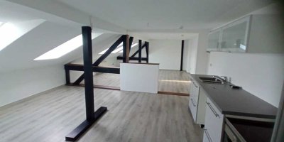 Individuell gestaltete Dachgeschosswohnung mit offener Wohnküche und mehr in Berlin Weißensee