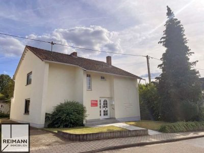 Zweifamilienhaus mit großem Garten und zusätzlichem Bauplatz
