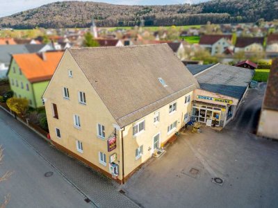Großes Wohnhaus mit angrenzendem Einzelhandelsgeschäft mit Anschluss an das örtliche Nahwärmenetz.