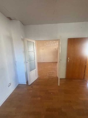 Sanierungsbedürftige, günstige 7-Raum-Doppelhaushälfte in Dietzenbach