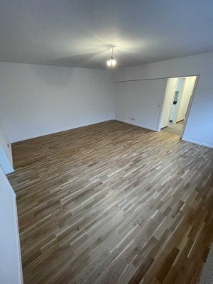 **2 ZKB Wohnung inkl. Einbauküche, Parkettboden, **saniert 2022**