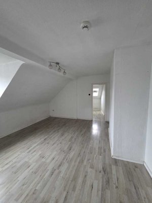 *3,5 Zimmer mit hellem Bad*