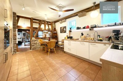 Fachwerkflair auf 3 Etagen: 3-Zimmer-Wohnung mit Balkon, Terrasse und dem Gefühl vom eigenen Haus