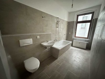 Zweitbezug nach Sanierung: 1-Raumwohnung mit modernem Tageslicht-Wannenbad & separater Küche!