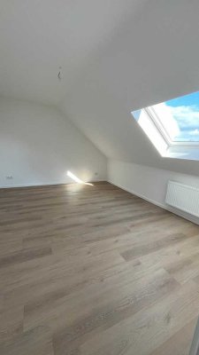 Kernsanierte 3-Zimmer Dachgeschosswohnung in ruhiger Lage nahe dem Rhein